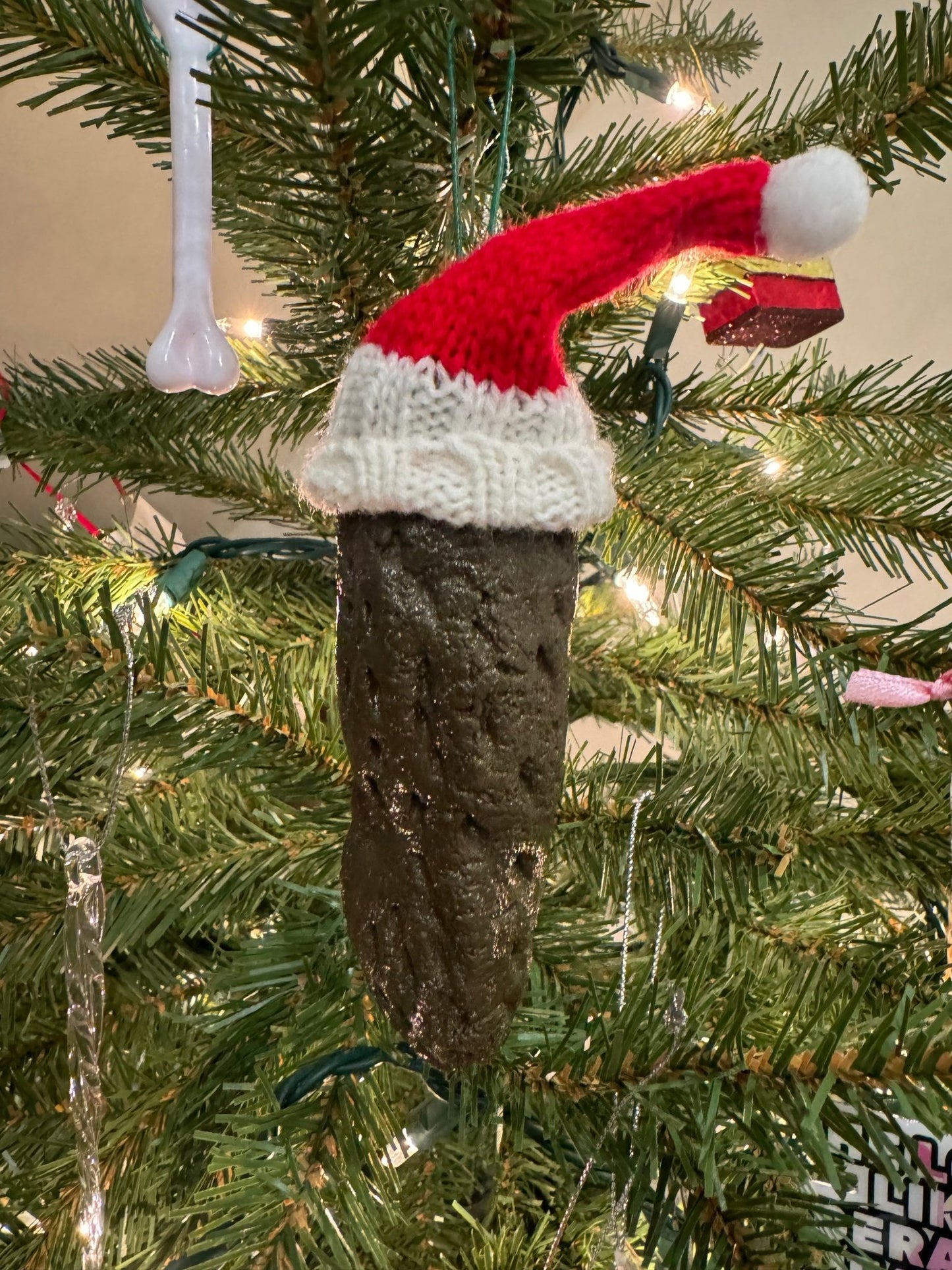 Poop in a Box Christmas Ornament – Funny Gag Gift with Santa Hat – Realistic Fake Poo with Gift Box – Novelty White Elephant Holiday Decor for Adults - Birthday911
